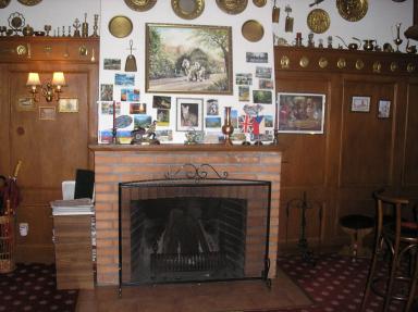 anglický bar s krbem