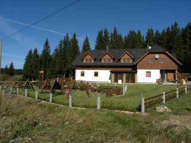 letní pohled na penzion a dětské hřiště