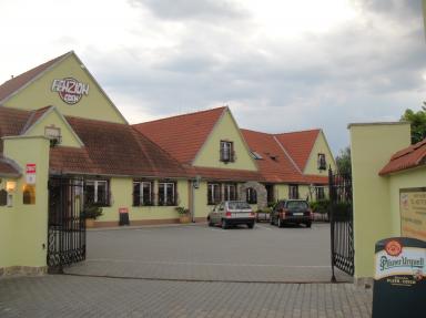 vjezd s parkovištěm
