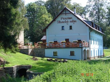 pohled na penzion s letní terasou