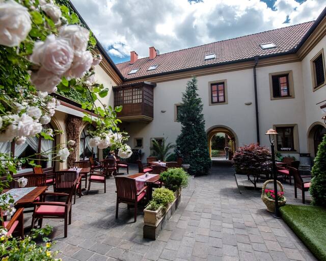 Octárna****hotel a restaurant