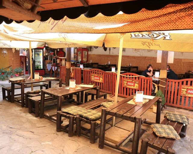 COUNTRY SALOON